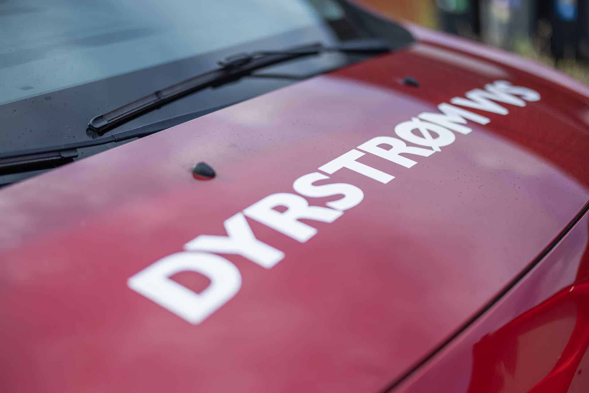 Logo på kølerhjelmen af Dyrstrøm VVS bil - "DYRSTRØM VVS"