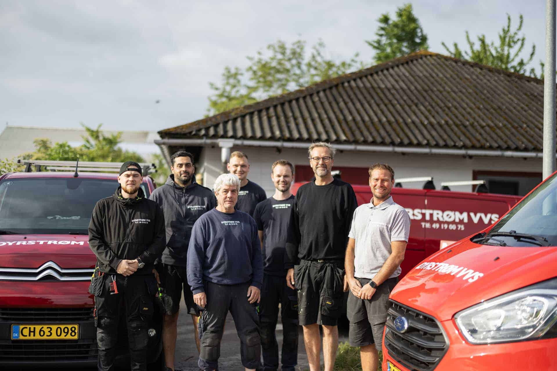 Teamet bag Dyrstrøm VVS samlet foran firmabilerne i Hørsholm