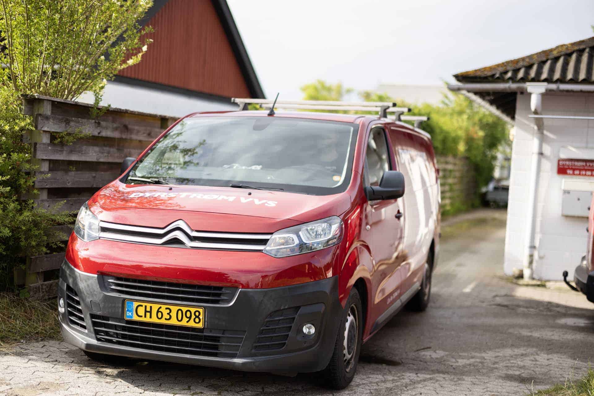 Rød Citroën firmabil tilhørende Dyrstrøm VVS i Hørsholm