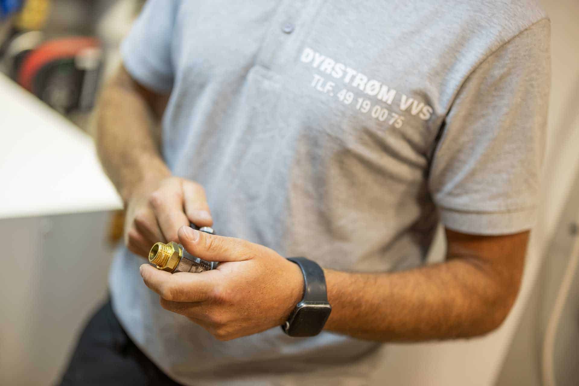 VVS-tekniker der foretager finjustering af varmeanlæg i Vedbæk